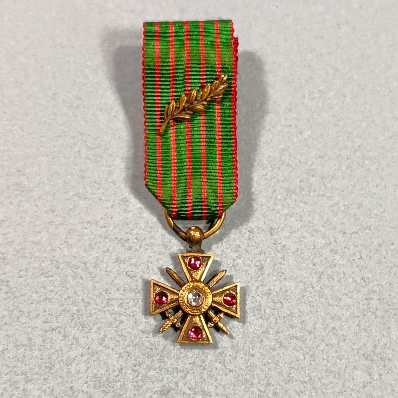 FRANCE REDUCTION DE LA MEDAILLE CROIX DE GUERRE DATE 1915 AVEC PETITS RUBIS OU PIERRES GUERRE 1914 1918